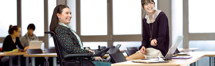 ÖZIV Landesverband Tirol - Bild ©Invacare Austria GmbH Bild zeigt Frau im E-Rollstuhl in Univeristät