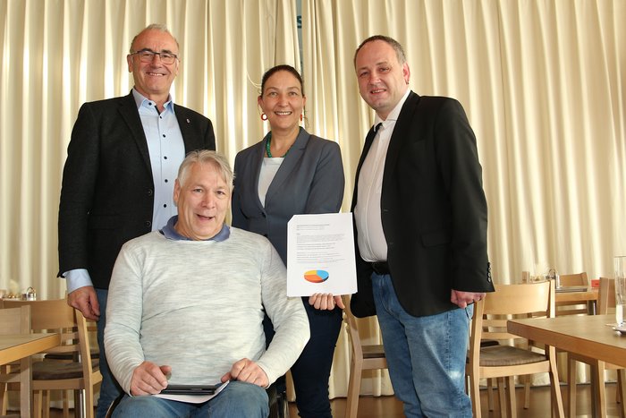 ÖZIV Tirol Obmann Michael Knaus mit Vorstandsmitglied Bernold Dörrer, Stadträtin Viktoria Gruber und Markus Vinkovic; Foto (C) Dietmar Walpoth 